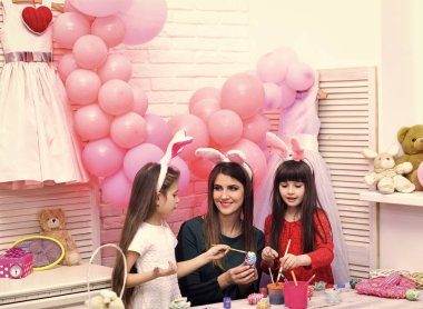 Anne ve kızı el yapımı yumurta boya.