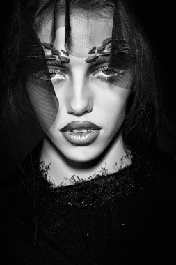 Kadın siyah dantel örtü