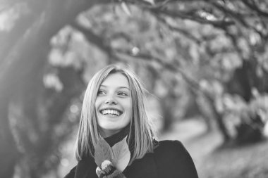 sonbahar Park'ta güzel bir kız