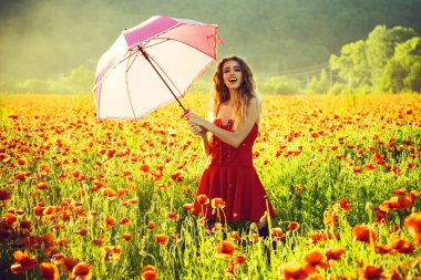 şemsiye pembe renk kırmızı gelincik alanındaki kız