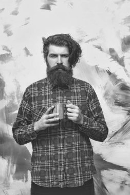 Metal kupa tutan şık saçak saçlı sakallı adam