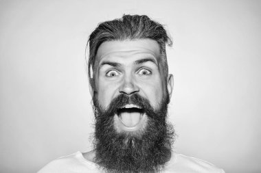 sakallı adam gülümsüyor