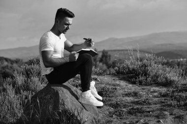 Kitap açık olan dalgın kaslı adam