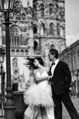 sarayın dışında seksi bir çift var.