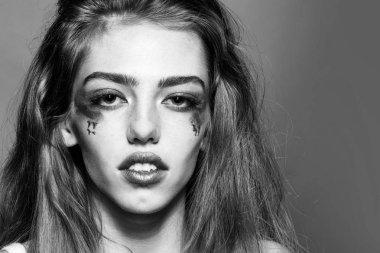 Turuncu makyaj closeup kızla