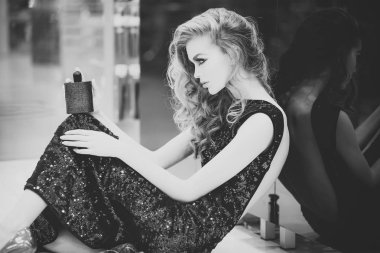 Parfüm tutan zarif şehvetli genç kadın