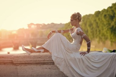 Güzel gelin köprüde oturma