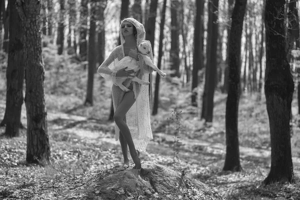 森のヤギを持つ若い女性 — ストック写真