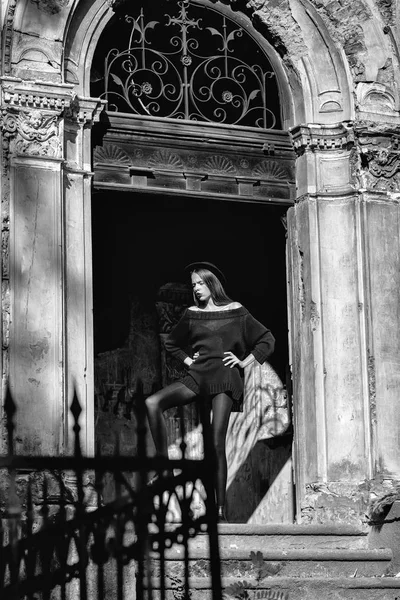 Фешенебельная женщина возле старого здания — стоковое фото