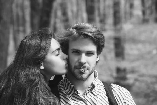 Fidanzato e fidanzata con fiori blu in bocca — Foto Stock