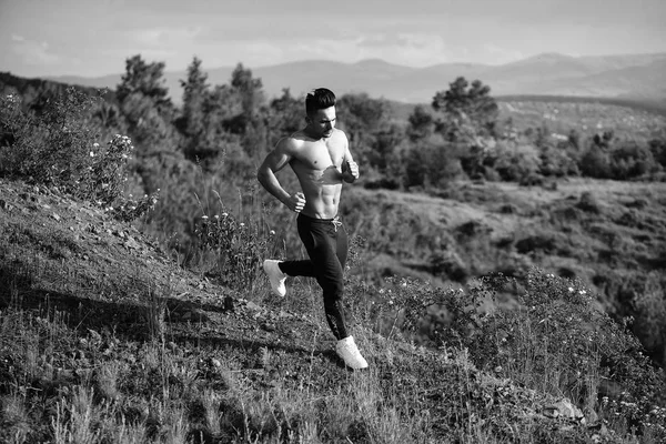 Homme musclé sexy courir en plein air — Photo