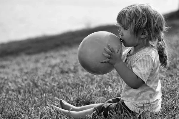 Bonito menino com balão de brinquedo violeta — Fotografia de Stock