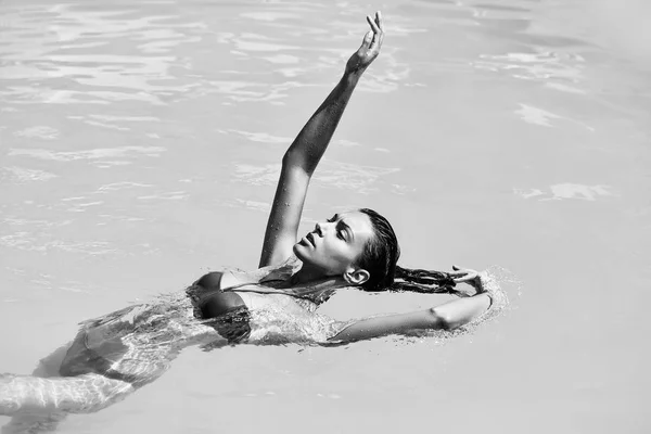 Modelo en piscina mano levantada —  Fotos de Stock