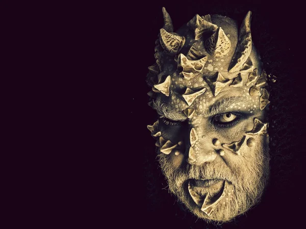 Homem com pele de dragão e barba cinzenta — Fotografia de Stock