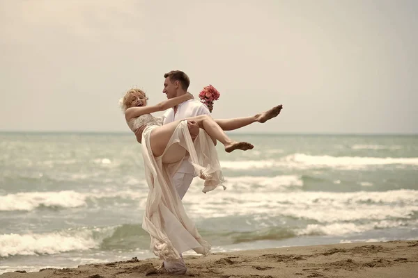 Feliz par de casamento na praia — Fotografia de Stock