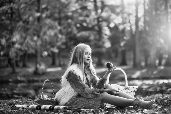 Frumoasă fată la picnic — Fotografie, imagine de stoc