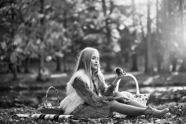 Hübsches Mädchen beim Picknick — Stockfoto