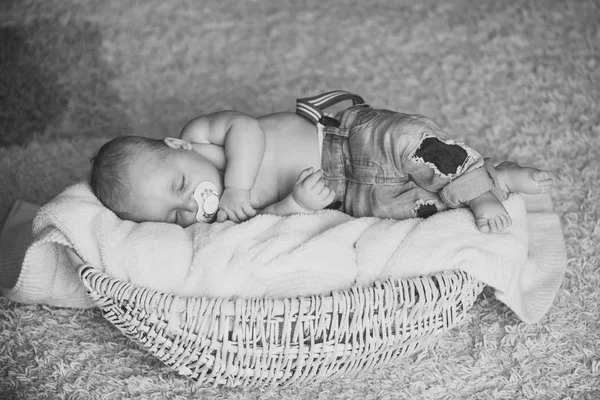 Barn med napp sover i babysäng — Stockfoto