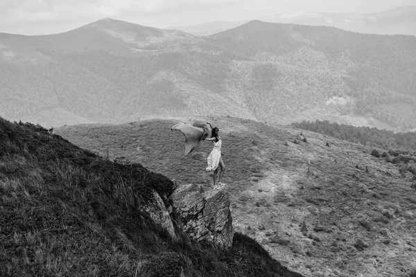 Красивая девушка на склоне горы — стоковое фото