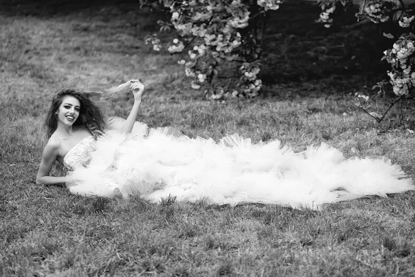 在绿色草地上的魅力女人 — 图库照片