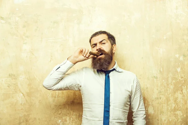 Cygaro o Brodaty mężczyzna na poważne twarz palenia cygar — Zdjęcie stockowe