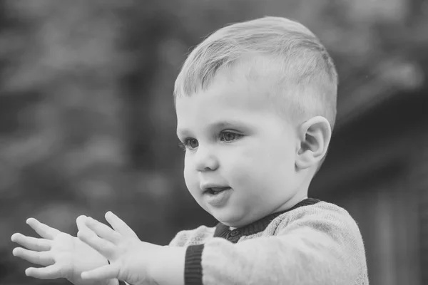 Niño bebé con cara linda jugando sobre fondo natural borroso —  Fotos de Stock