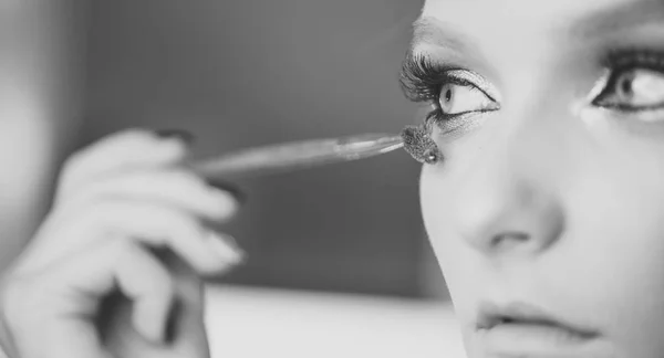 Mascara applicando concetto con pennello applicatore. Mascara trucco per ciglia donna . — Foto Stock