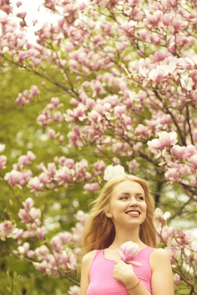 Menina em belas flores magnólia árvore de cor rosa — Fotografia de Stock