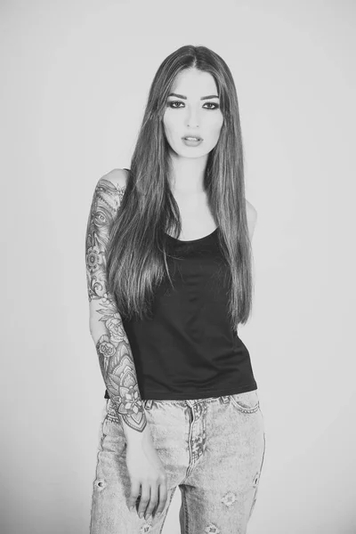 Femme avec bras de tatouage en jeans, mode . — Photo