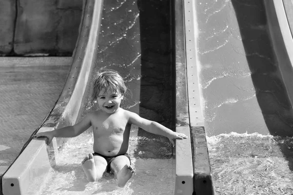 Feliz lindo bebé niño paseos de tobogán de agua —  Fotos de Stock