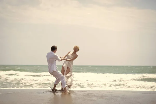 Casal de casamento atraente na praia — Fotografia de Stock