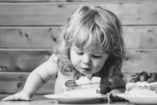 小男孩吃草莓蛋糕 — 图库照片