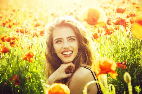 Bella donna sul campo di papavero con i capelli lunghi — Foto Stock