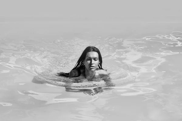 Modello in piscina — Foto Stock