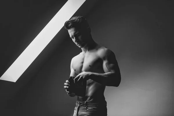 Hombre musculoso sexy con cartera — Foto de Stock