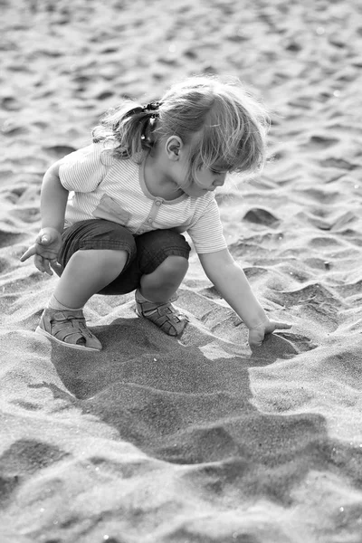 Lindo bebé jugar con arena — Foto de Stock