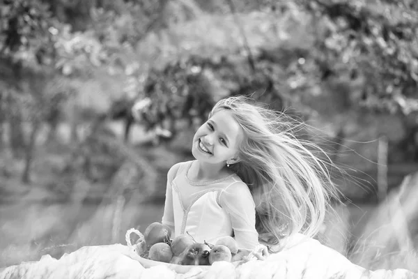 Menina pequena no vestido com cesta de frutas — Fotografia de Stock