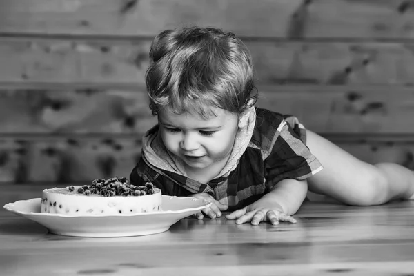 Leuke jongen eet cake — Stockfoto