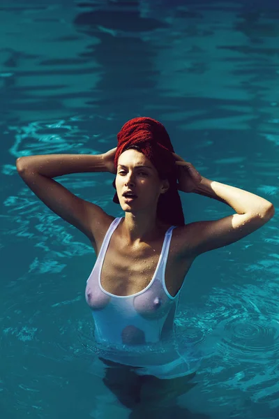 Mujer bastante sexy en la piscina —  Fotos de Stock