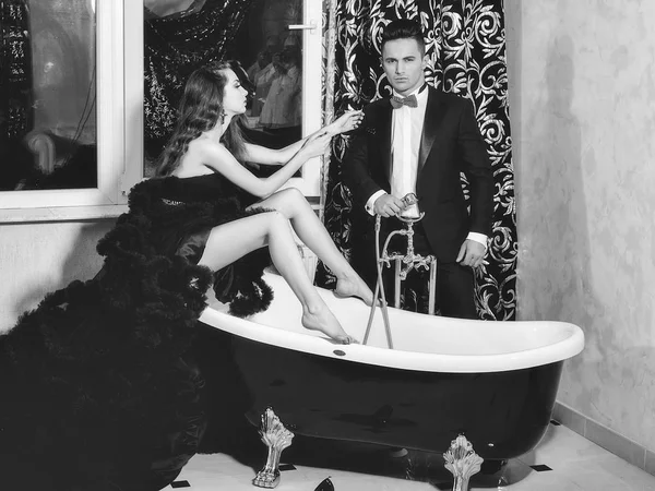 Elegante pareja en baño — Foto de Stock