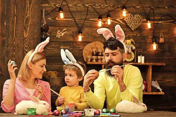 Anne, baba ve çocuk yumurta boyama keyfini çıkarın. — Stok fotoğraf