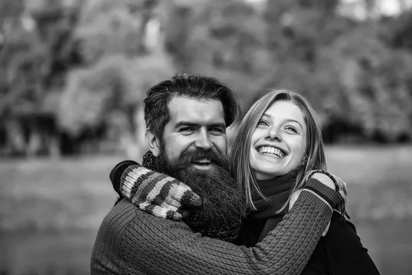 Young couple in autumn park — Stock Photo, Image