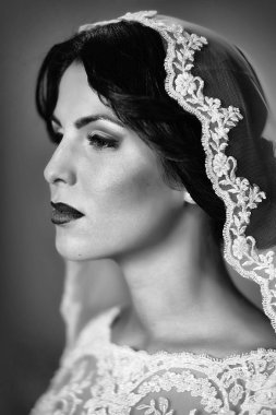 Öğe, dikey, bir güzel genç esmer şehvetli dalgın gelin beyaz dantel elbise ve peçe, dikey resmi bakarak kafasına yan görünüm