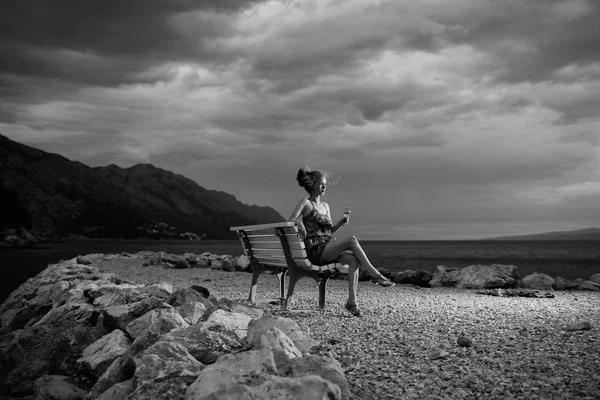 Femme avec vin sur la plage du soir — Photo