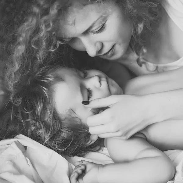 Мать со спящим ребенком — стоковое фото