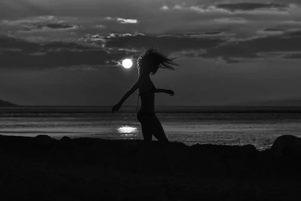 Silhouette donna in spiaggia tramonto — Foto Stock