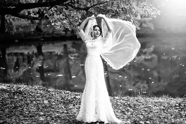 Bride outdoor in autumn — Stock Photo, Image