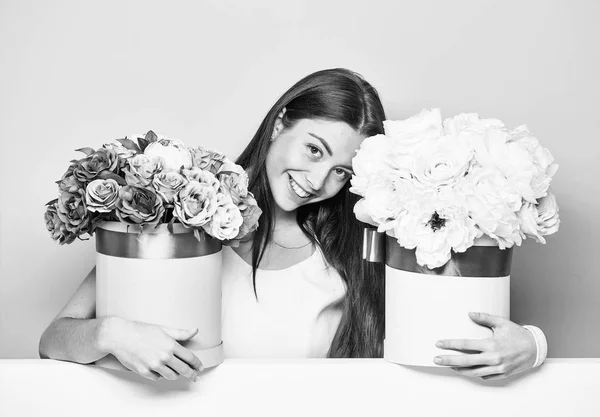 Красивая девушка с цветочными коробками — стоковое фото