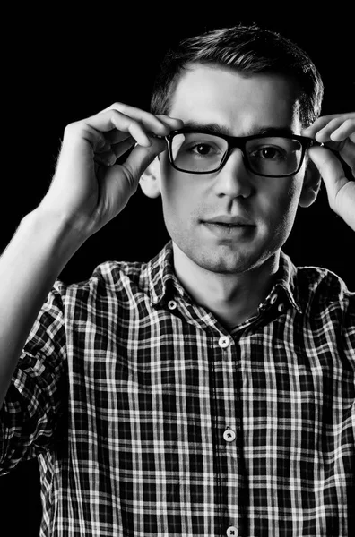 Chico joven, nerd en gafas y camisa a cuadros de moda —  Fotos de Stock