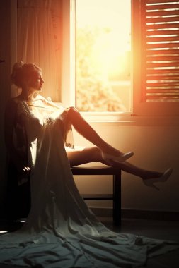 Pencere yakınındaki seksi gelin